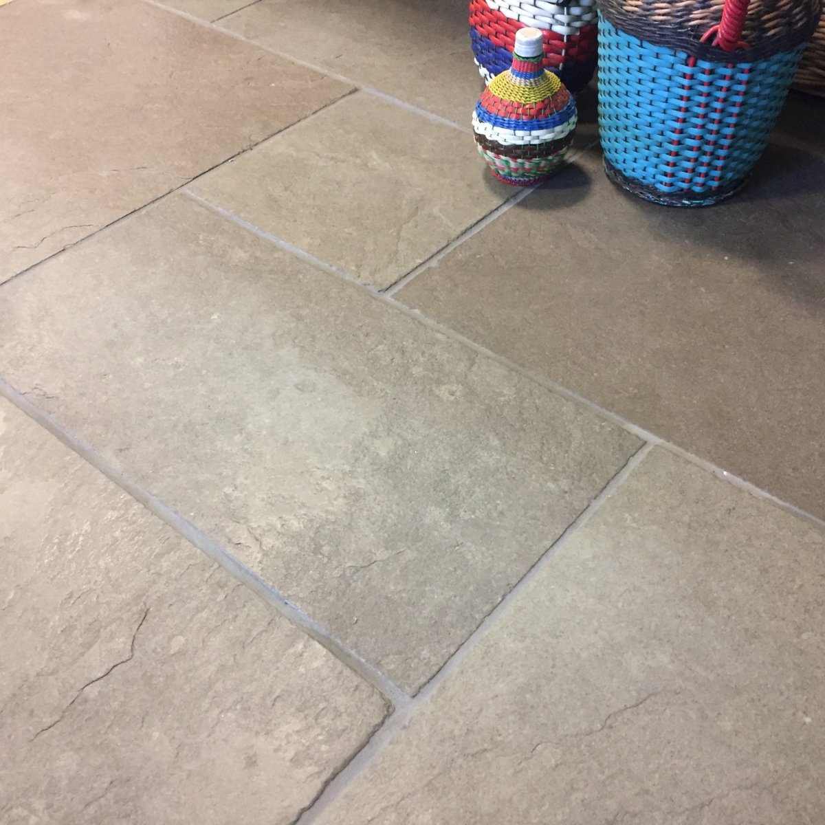 Gebürstete, gespaltete Kalksteinfliesen im Muster CHATEAU TAUPE, geschliffen, für elegante Boden- oder Wandgestaltung.
