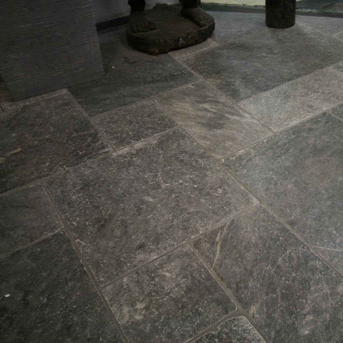Getrommelte Marmorfliesen von CAMELIA, natursteinartige Fliesen mit eleganter Oberflächenstruktur, ideal für dekorative Böden und Wände.