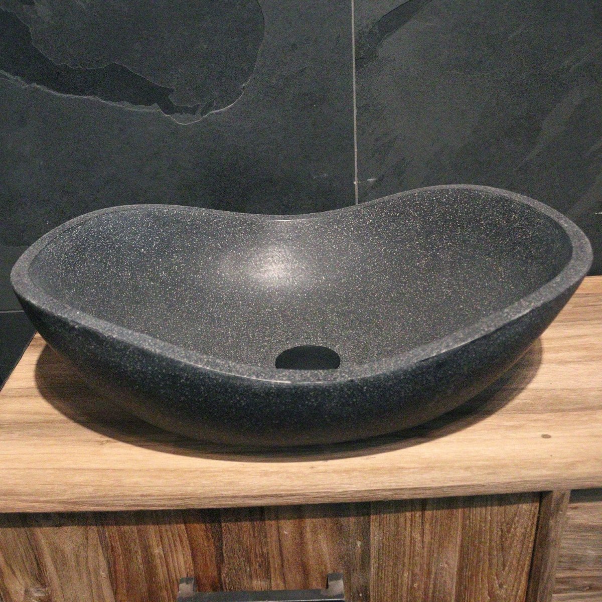 Schwarzes Terrazzo-Aufsatzwaschbecken aus Mineralguss, 60x40x18 cm, für moderne Badgestaltung von THALASA