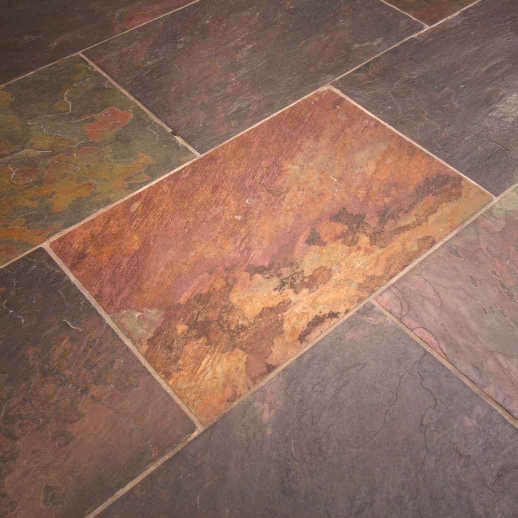 Natürliche Schieferfliesen von PEACOCK, dunkler Naturstein mit rauer Textur, ideal für Boden- und Wandbeläge.