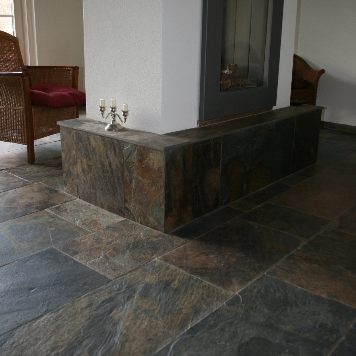 Rustique Schieferfliesen aus Naturstein, quadratische Fliesen mit dunkelgrauer, unregelmäßiger Oberfläche für Boden und Wand.