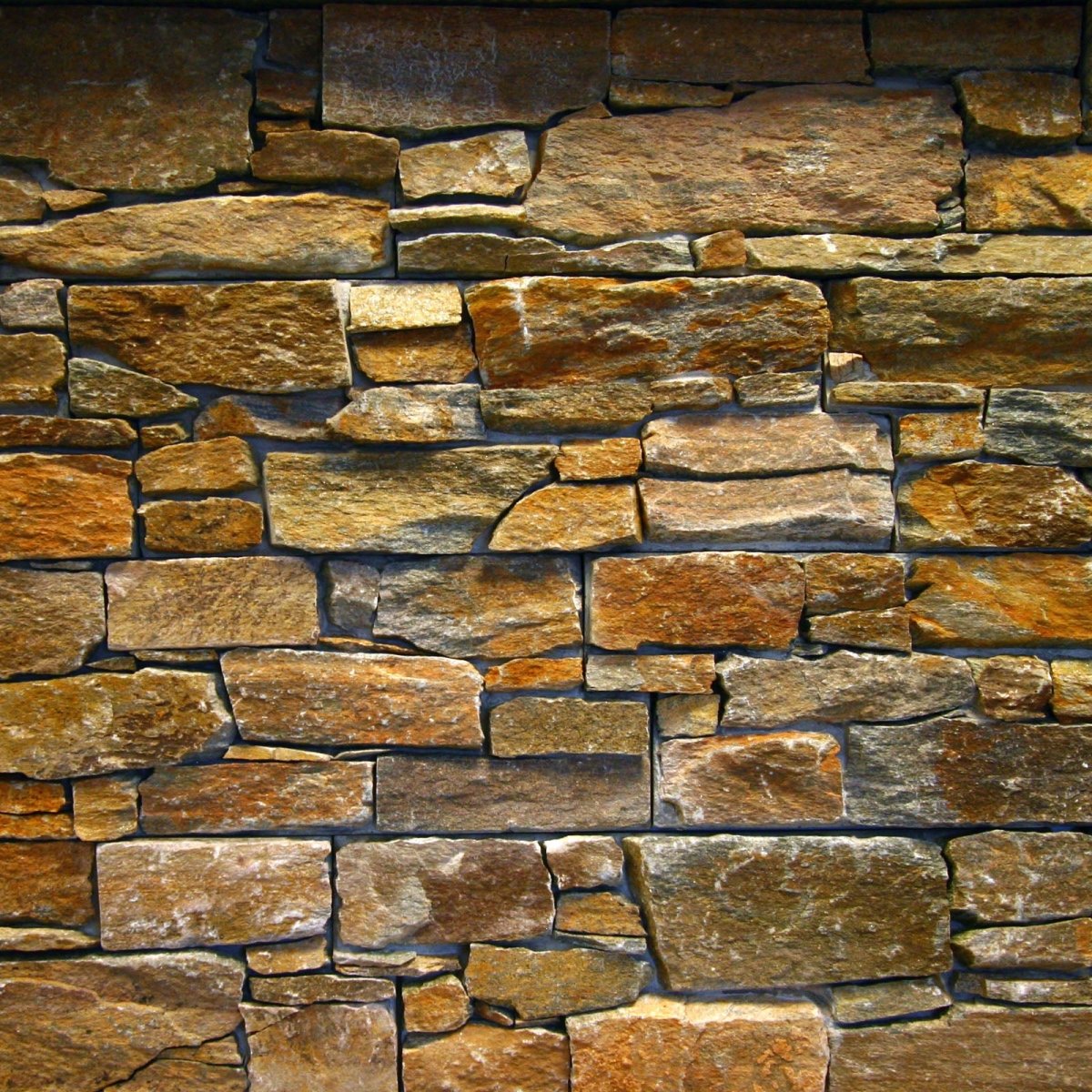 Rocks Verblender aus Quarzit Naturstein von RUSTIQUE, sichtbare strukturierte Oberfläche des Verblenders.