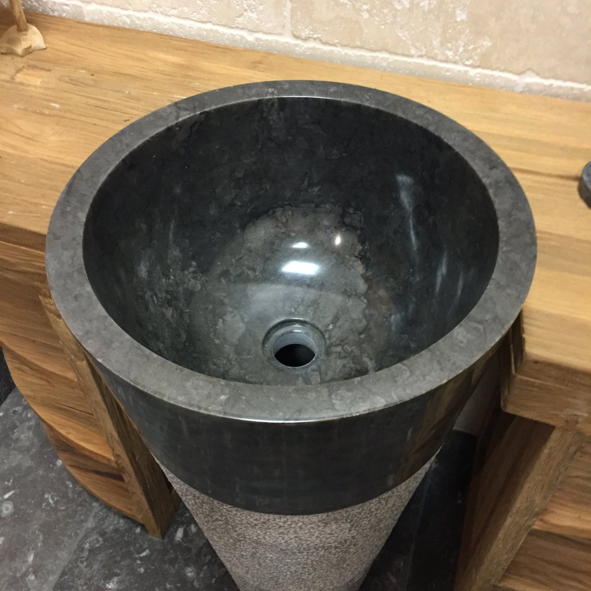 Exklusives Standwaschbecken aus hochwertigem Marmor - LEFKAS Standwaschbecken Grau mit Schwarz Marmor 90 x 40 cm - Grau und Schwarz - Badgestaltung | Afrika Naturstein