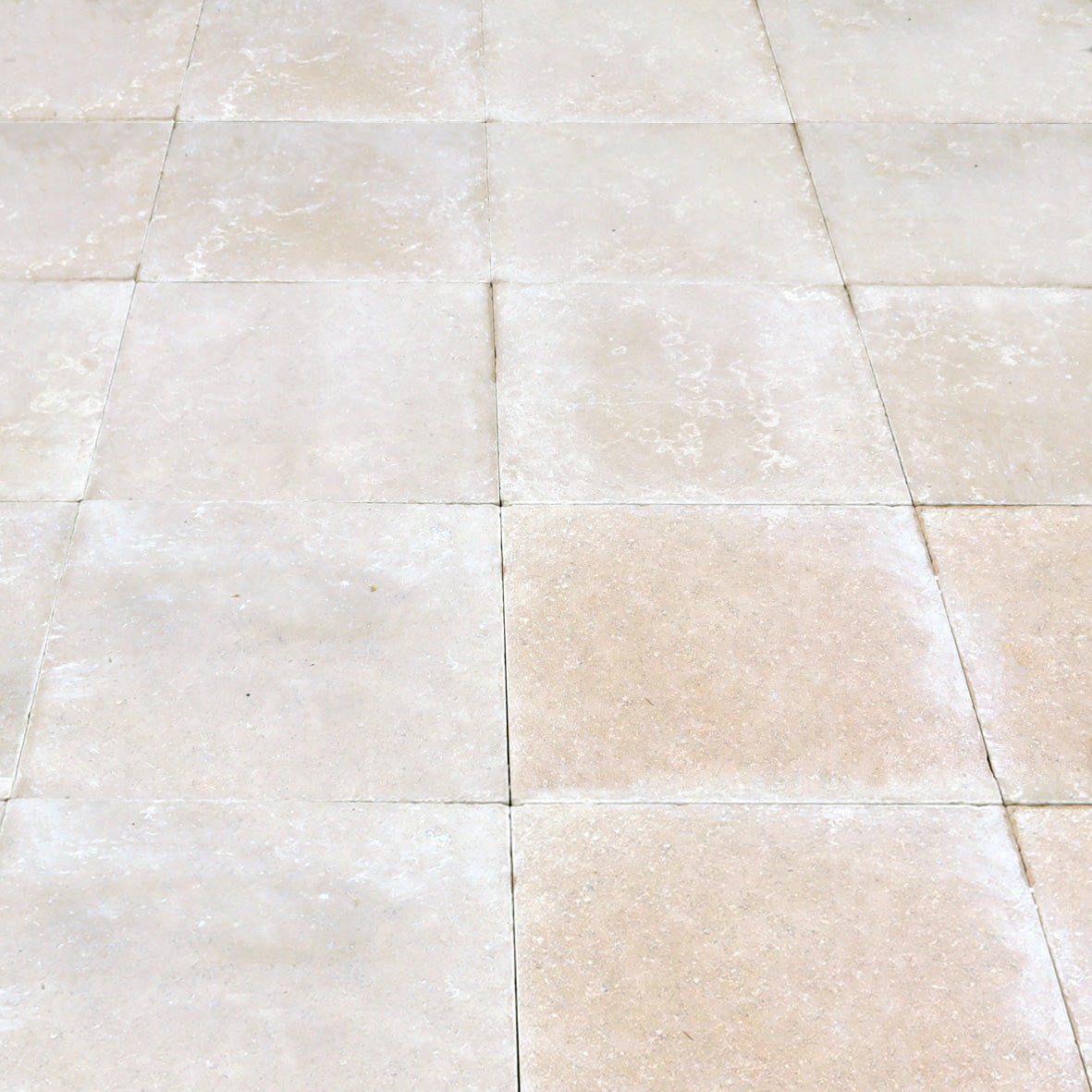 Muster aus Sinai Pearl Kalkstein-Terrassenplatten, natürliche Textur und helle Farbgebung, ideal für Außenflächen.