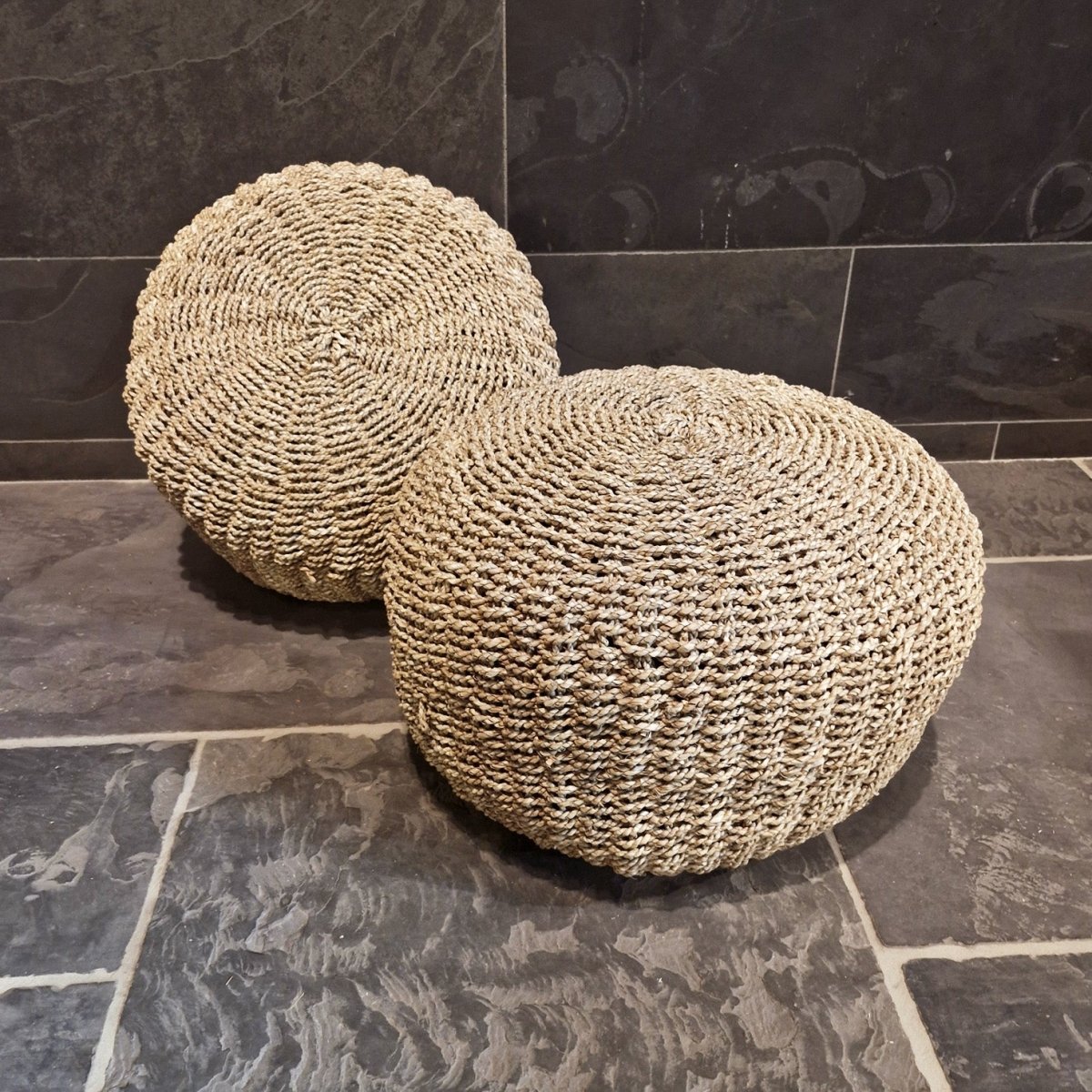 Handgeflochtenes Sitzkissen aus Seegras von POUF, ideal für Badgestaltung, zeigt die textile Oberfläche und naturbelassenes Material.