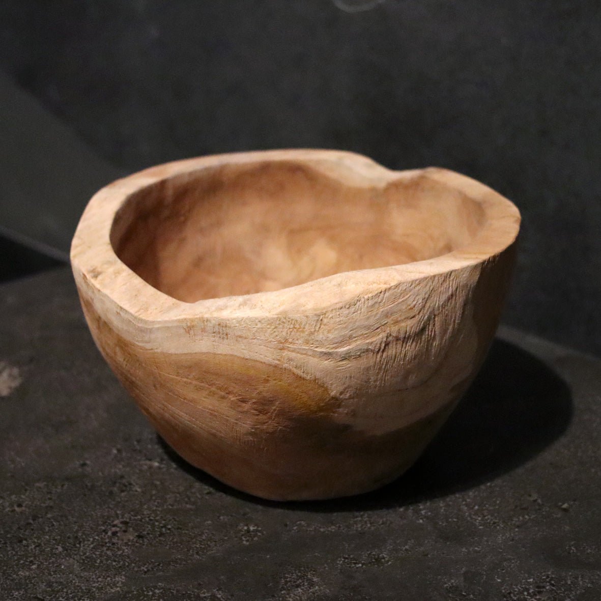 Deko-Schale aus Suar Holz mit 20 cm Durchmesser, ideal für Badgestaltung, zeigt natürliche Holzstruktur und handgefertigtes Design.
