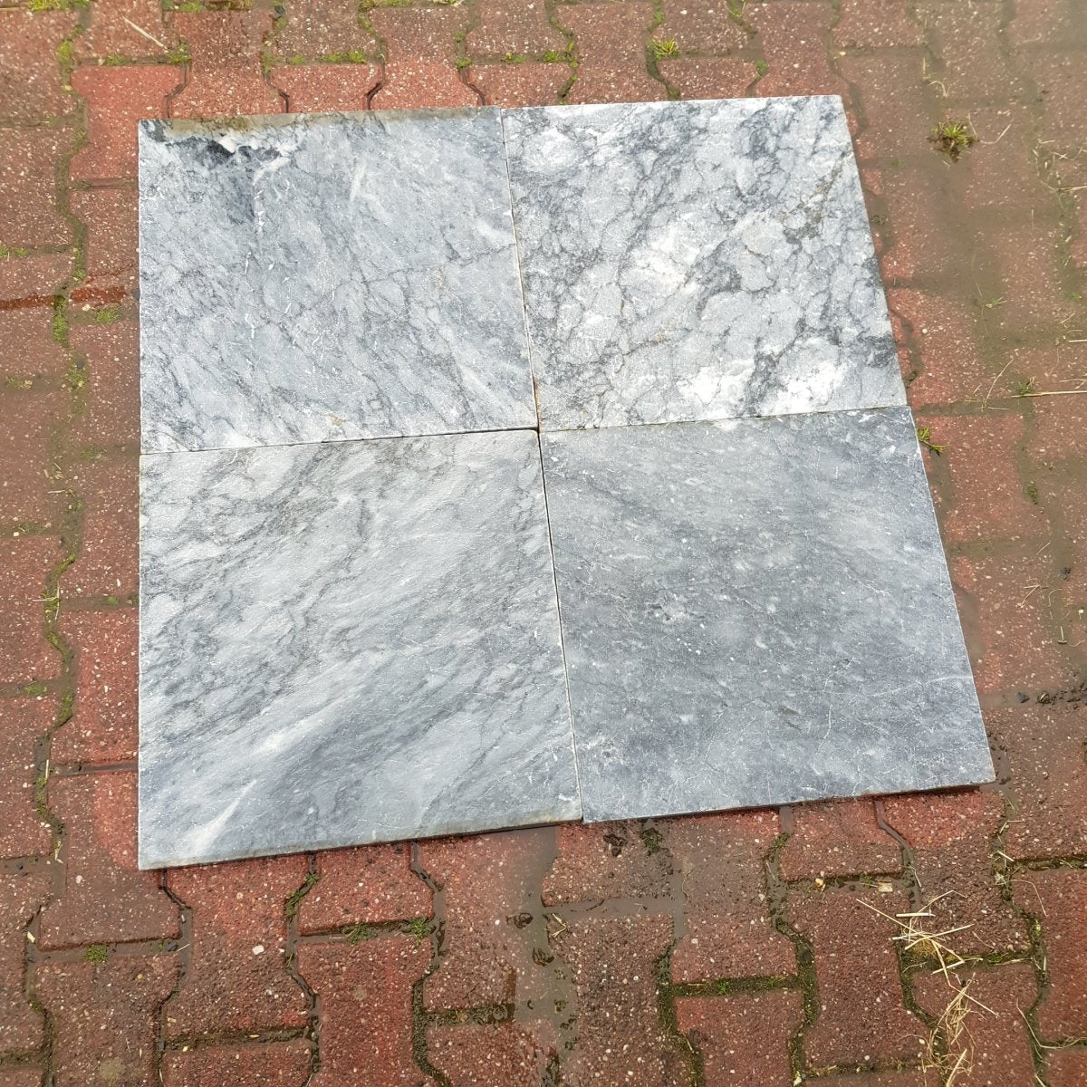 Marmor-Terrassenplatten von CAMELIA, natürliche Natursteinplatten für Terrasse, graue Oberfläche, robuste und elegante Gestaltung