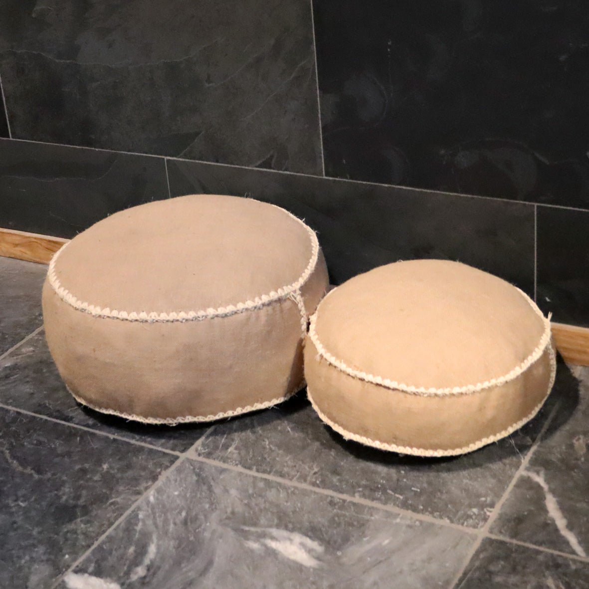 Sitzkissen aus Sisal und Jute von POUF, in verschiedenen Größen, ideal für Badgestaltung, auf einem Badezimmerboden platziert