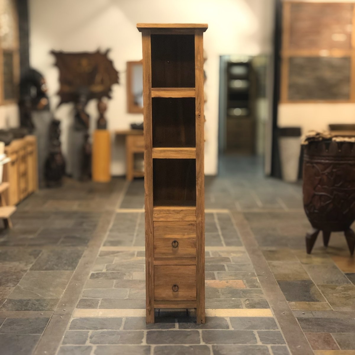 Hochschrank Badmöbel aus recyceltem Holz von Timor für natürliche Badgestaltung, modernes Design und nachhaltige Eleganz.