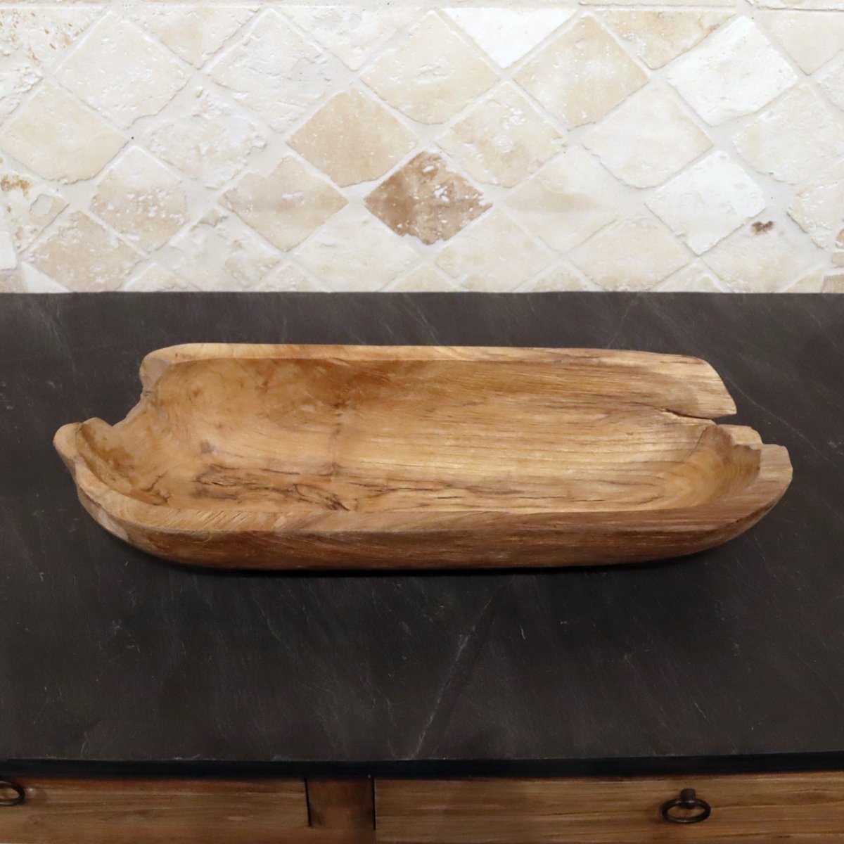 Runde oder längliche Deko-Schale aus Teak-Altholz für Badgestaltung, robustes Naturmaterial, stilvoll und langlebig.