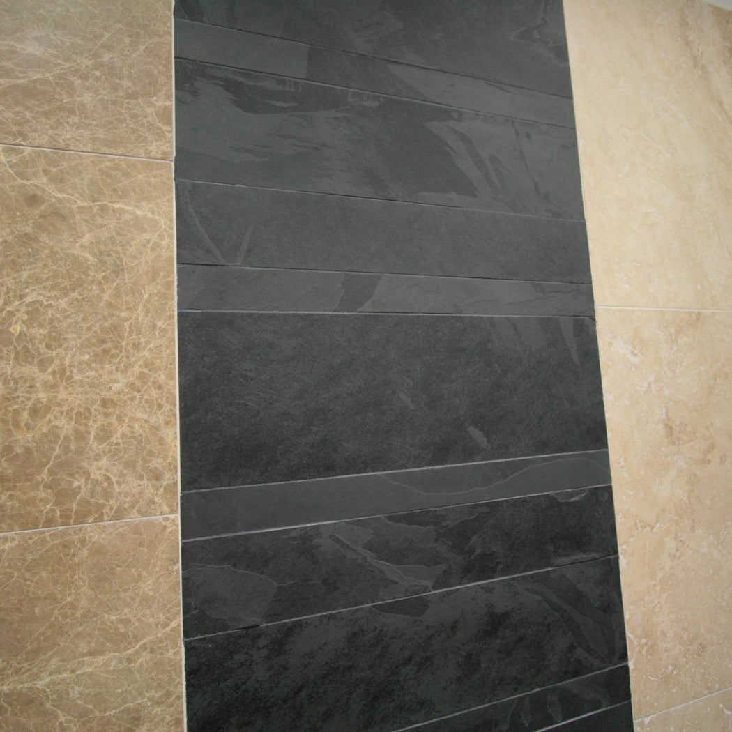 Naturstein Verblender aus Schiefer von MUSTANG BLACK SLATE, rustikale Wandverkleidung, natürliche Textur und dunkle Farbgebung.
