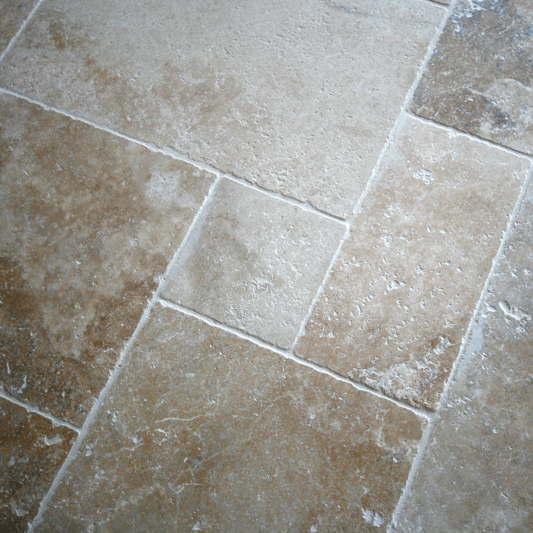 Getrommelte Travertin Fliesen in dunklem Naturstein-Design von TRAVERTIN DARK MIX, sichtbare textured Oberfläche und natürliche Maserung