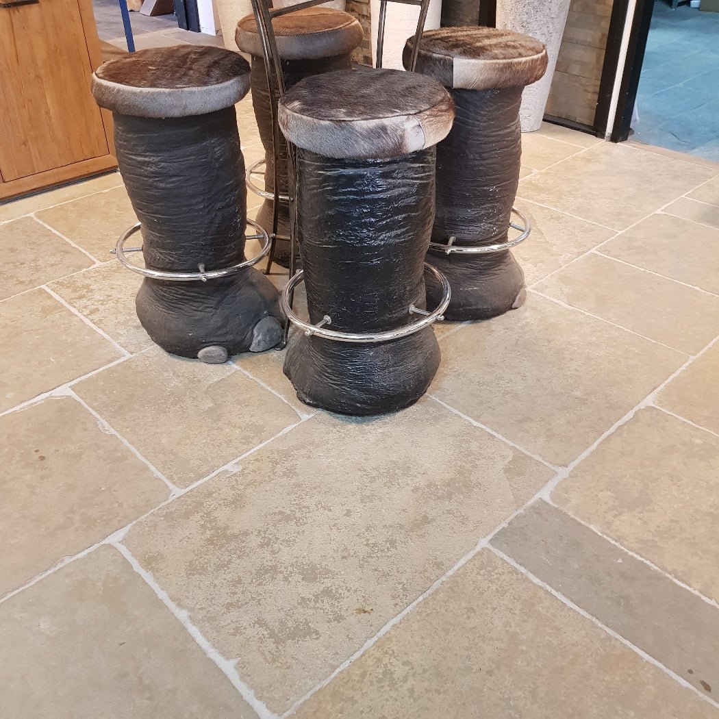 Geschliffene und getrommelte Kalksteinfliesen im Muster CHATEAU JAUNE von Muster, natürliche gelbe Steinfliesen für Boden oder Wand.