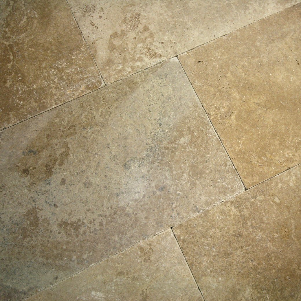 Muster Terrassenplatten aus dunklem Travertin, strukturierte Oberfläche, natürliche Farbvariation, ideal für elegante Außenbereiche
