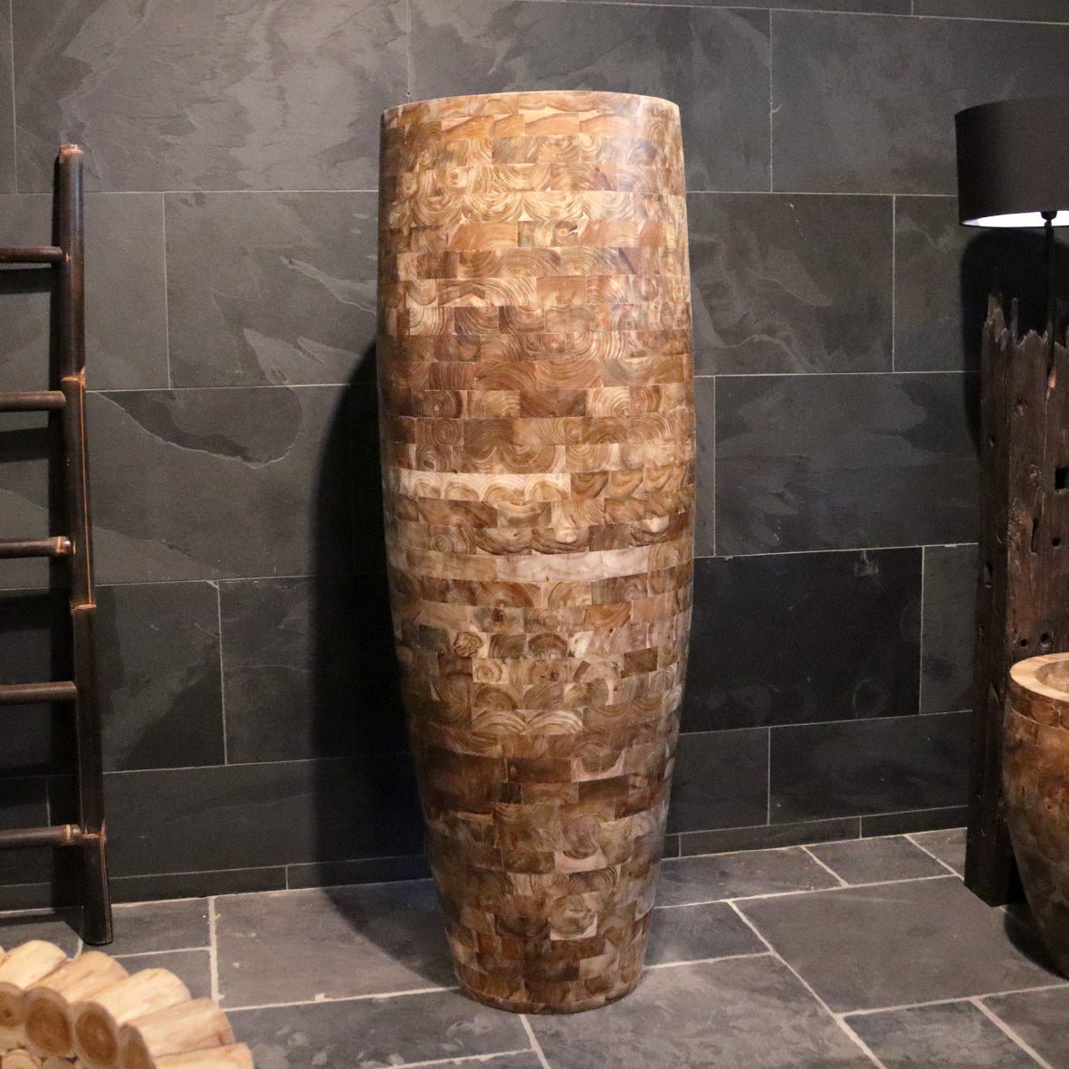 Handgemachte Badgestaltung aus recyceltem Teakholz, schlankes Design von VASE, natürliche und nachhaltige Badezimmerdekoration