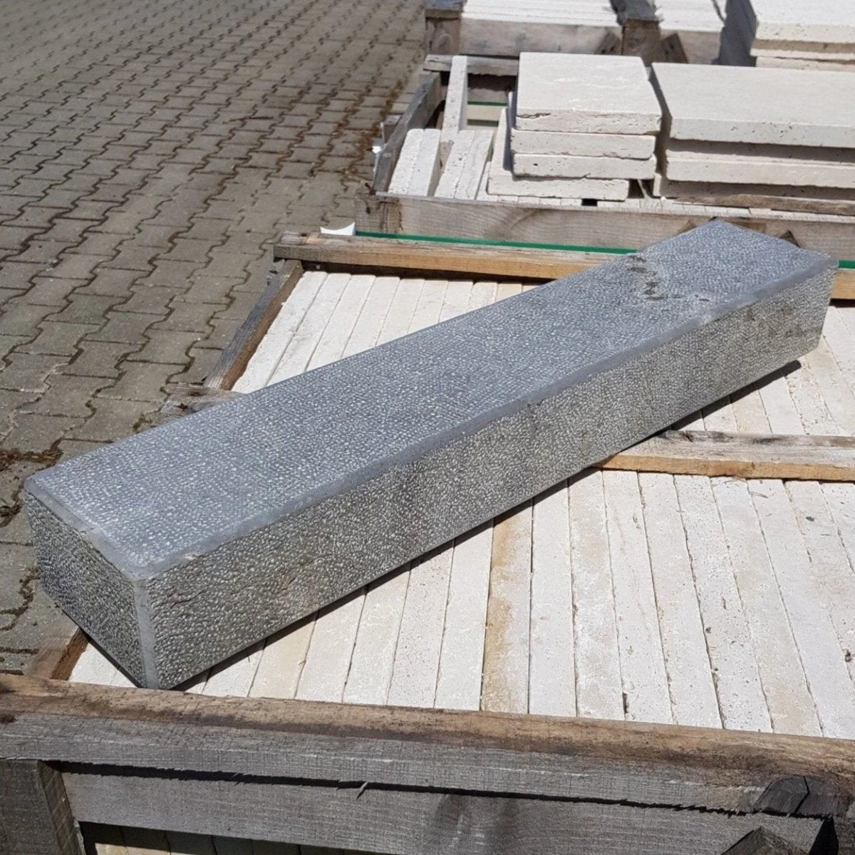 Blok | Vietnamese hardsteen | 80 x 15 x 10 cm