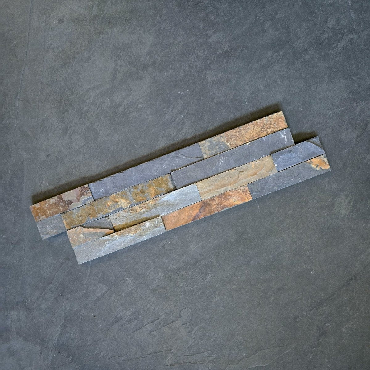 Naturstein Verblender aus Schiefer von RUSTY GREY, natürliche Wandverkleidung mit rauer Oberfläche und grauem Farbton.
