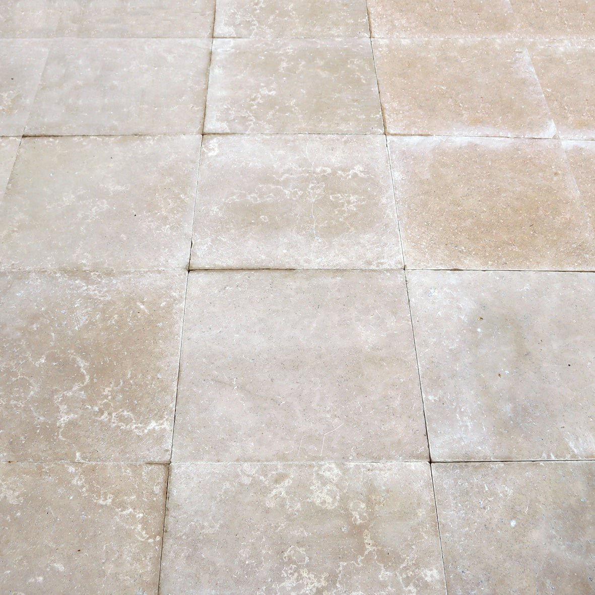 Muster für Terrassenplatten aus Kalkstein, SINAI PEARL, mit natürlicher Maserung und hellen Farbtönen, auf einem Musterbild.