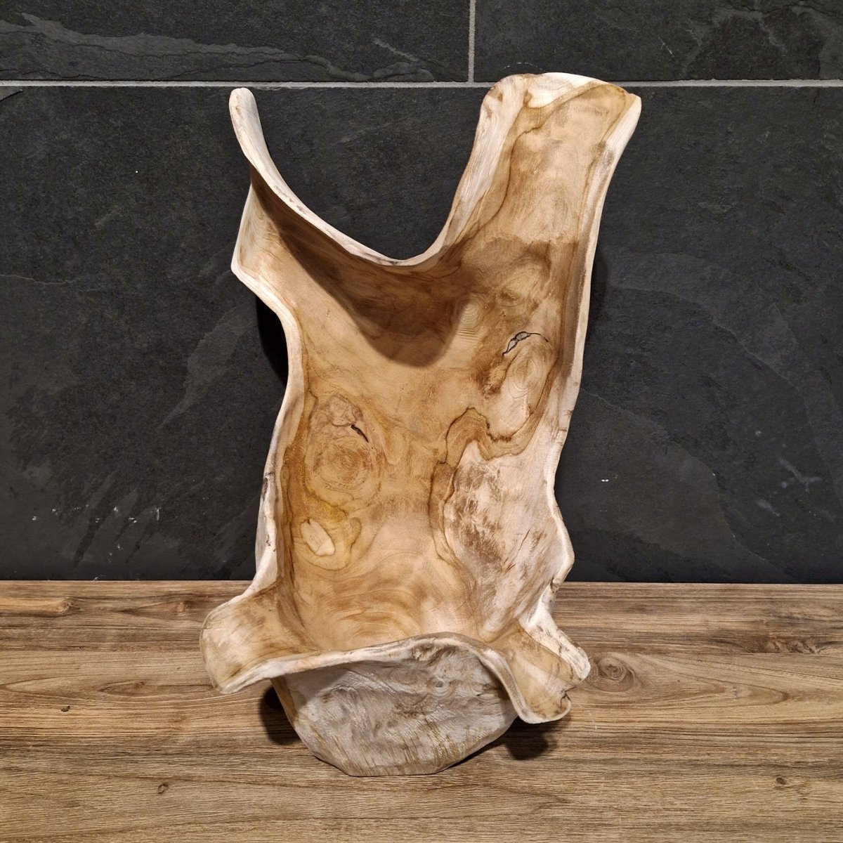 LADA Badgestaltung aus recyceltem Teakholz von Körbchen in verschiedenen Größen, zeigt handgefertigte Holzdetails.