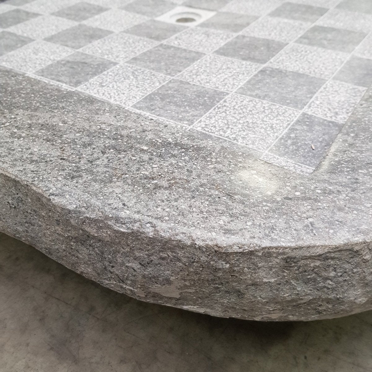 ACHERON Flussstein Duschwanne aus Findling für Badgestaltung, natürliche Duschfläche mit rustikalem Design