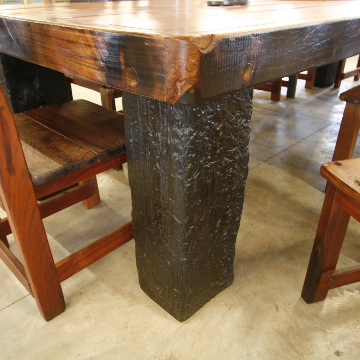 Großer XXL Kolonialstil Esstisch aus Teakholz mit 10 passenden Stühlen, Maße 300 x 120 x 75 cm, robust und stilvoll.