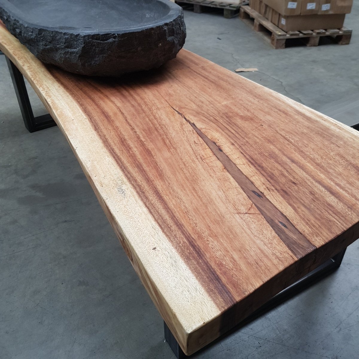 Massive Waschtischplatte aus Suar-Holz mit Naturkante, erhältlich in 240 oder 310 cm, für elegante Badgestaltung.