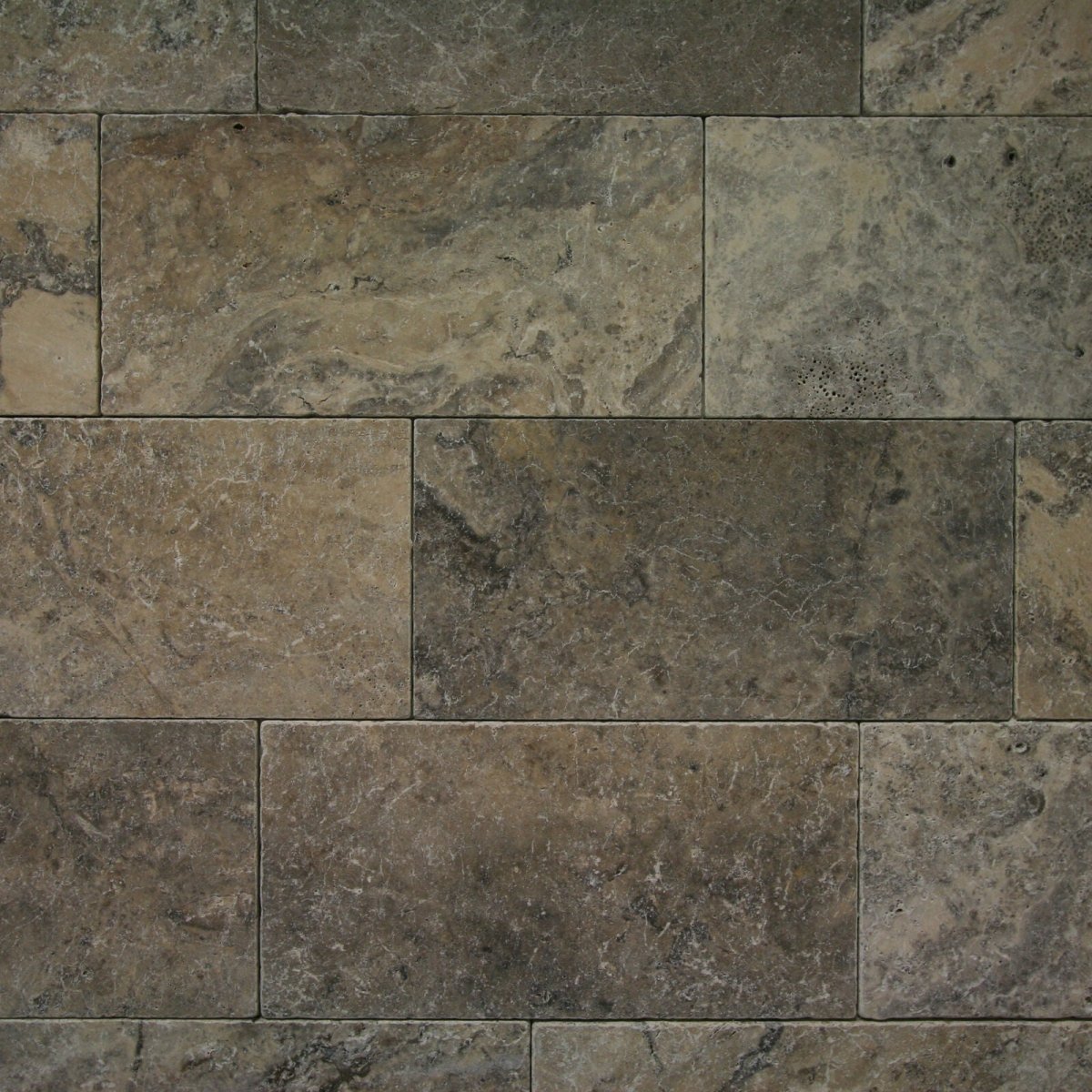 Muster von Travertin Silver Terrassenplatten mit elegantem, hellgrauem Natursteinmuster, für stilvolle Außenbereiche.