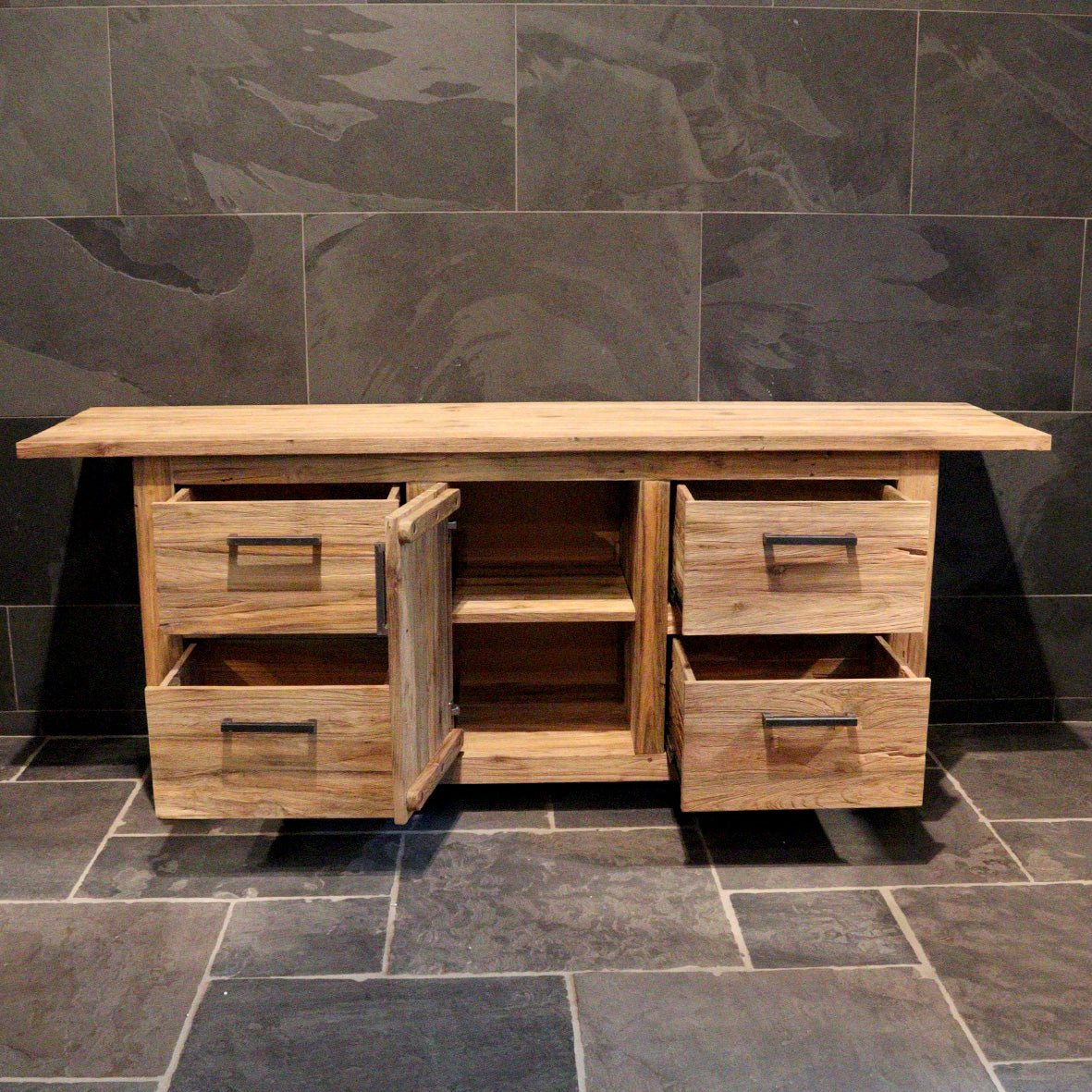 Badezimmermöbel mit Waschbeckenunterschrank aus recyceltem Holz von BINTAN, moderne Badgestaltung, sichtbarer Unterschrank und Waschbecken