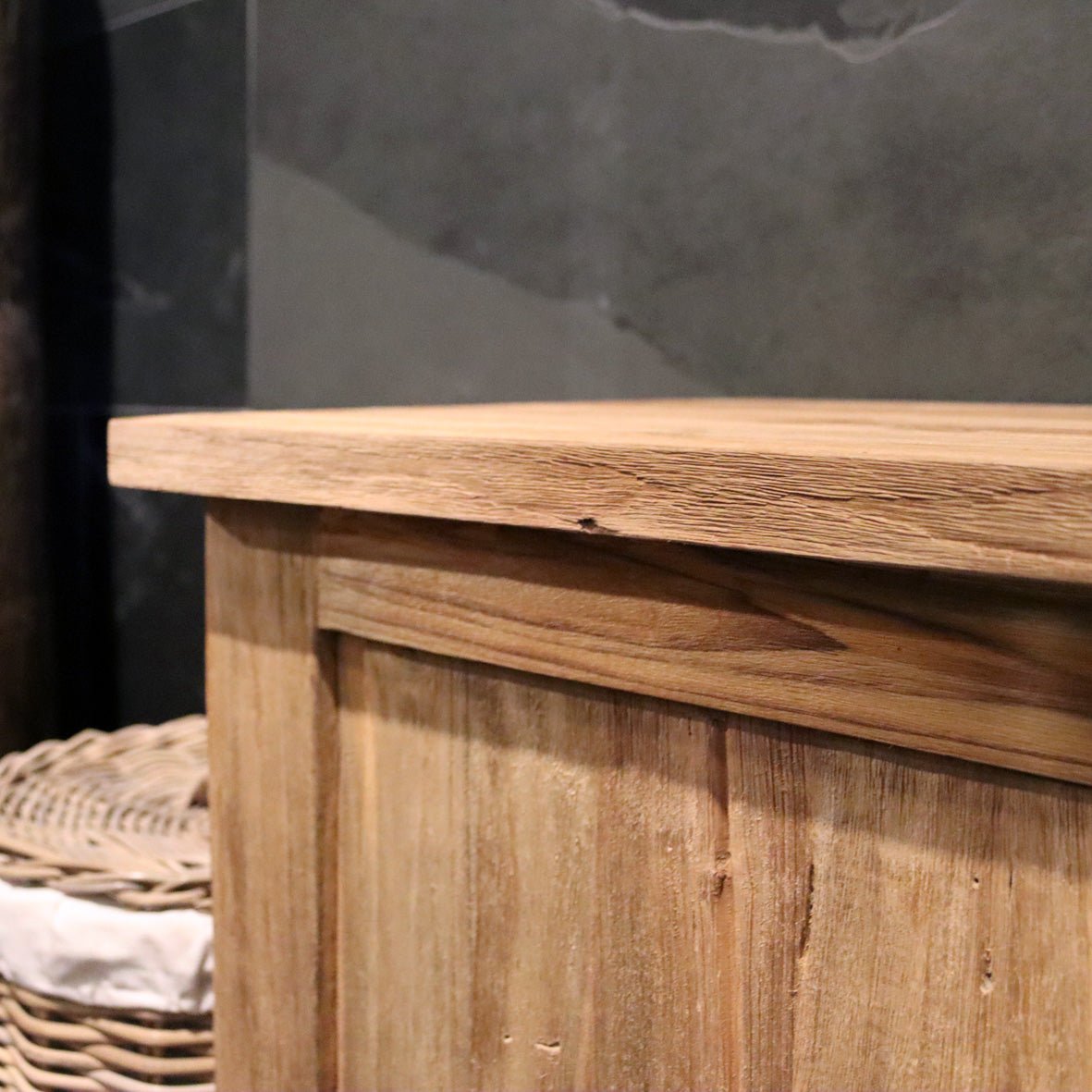 Moderner Badunterschrank aus Altholz mit natürlichem Look und pflegeleichter Oberfläche, ideal für stilvolle Badezimmergestaltung.
