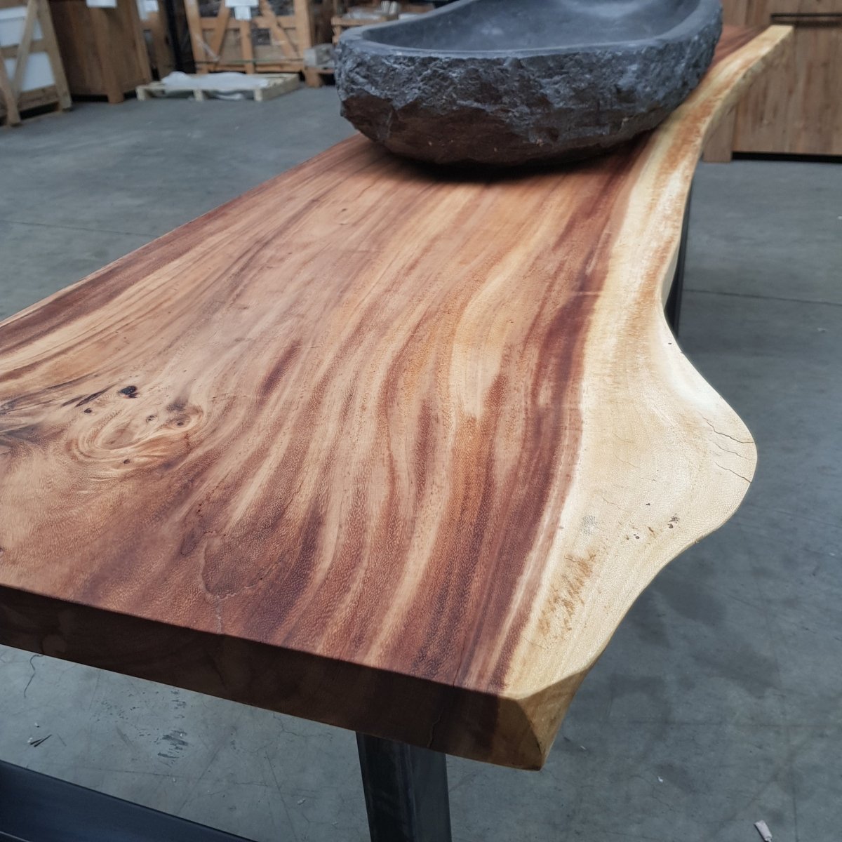 Massive Suar-Holz Waschtischplatte mit Naturkante, 240 oder 310 cm, für Badgestaltung, von Esszimmertisch