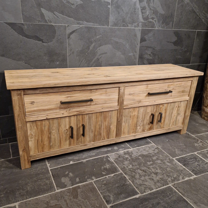 Unterschrank aus recyceltem Teakholz | Rustikaler Look fürs Bad - Badgestaltung