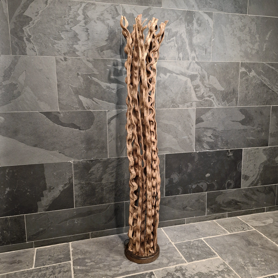 Stehlampe LIAAN aus indonesischem Altholz, moderne Badgestaltung, freistehende Leuchte mit warmem Holzdesign