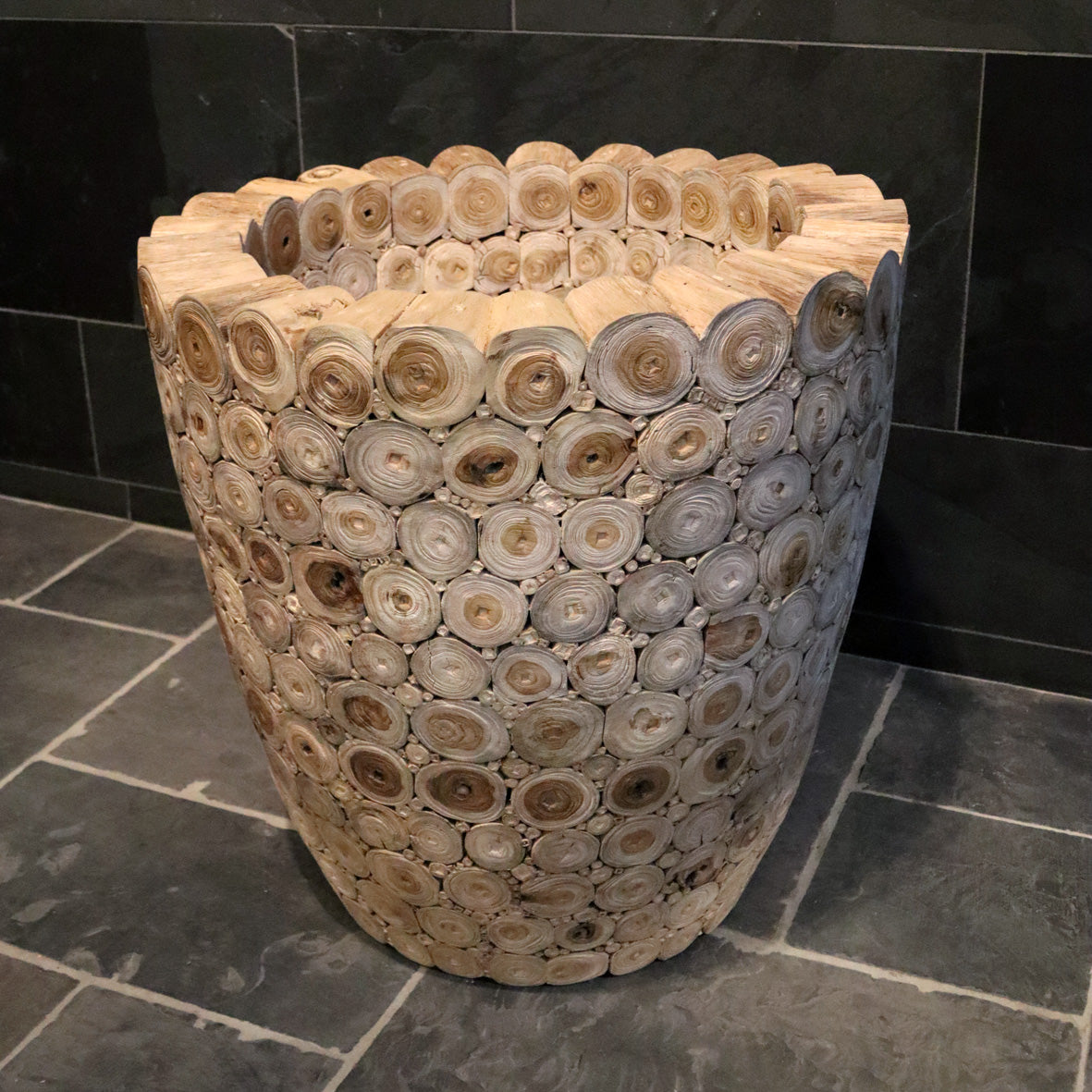Schöne Vase aus recyceltem Teakholz
