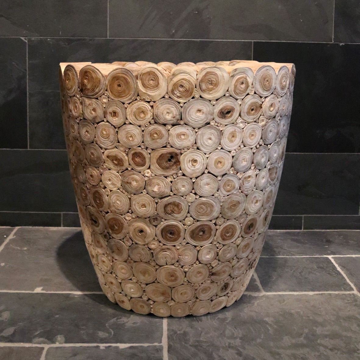Runde Vase in verschiedenen Größen für Badgestaltung, aus der Marke VASE, mit dekorativem Design und modernem Look.