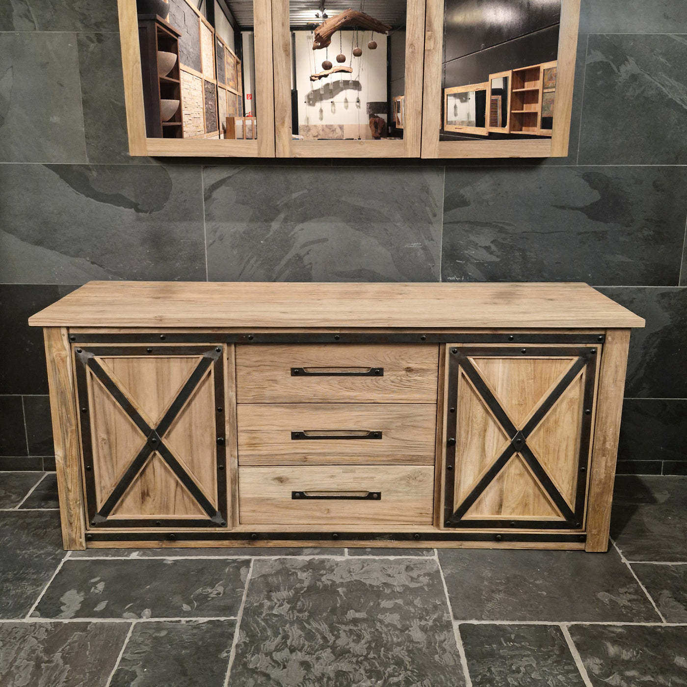 Handgefertigte Teakholz-Kommode mit Schiebetüren, ideal für Badgestaltung, von ASMA, Maße 186x55x80 cm.