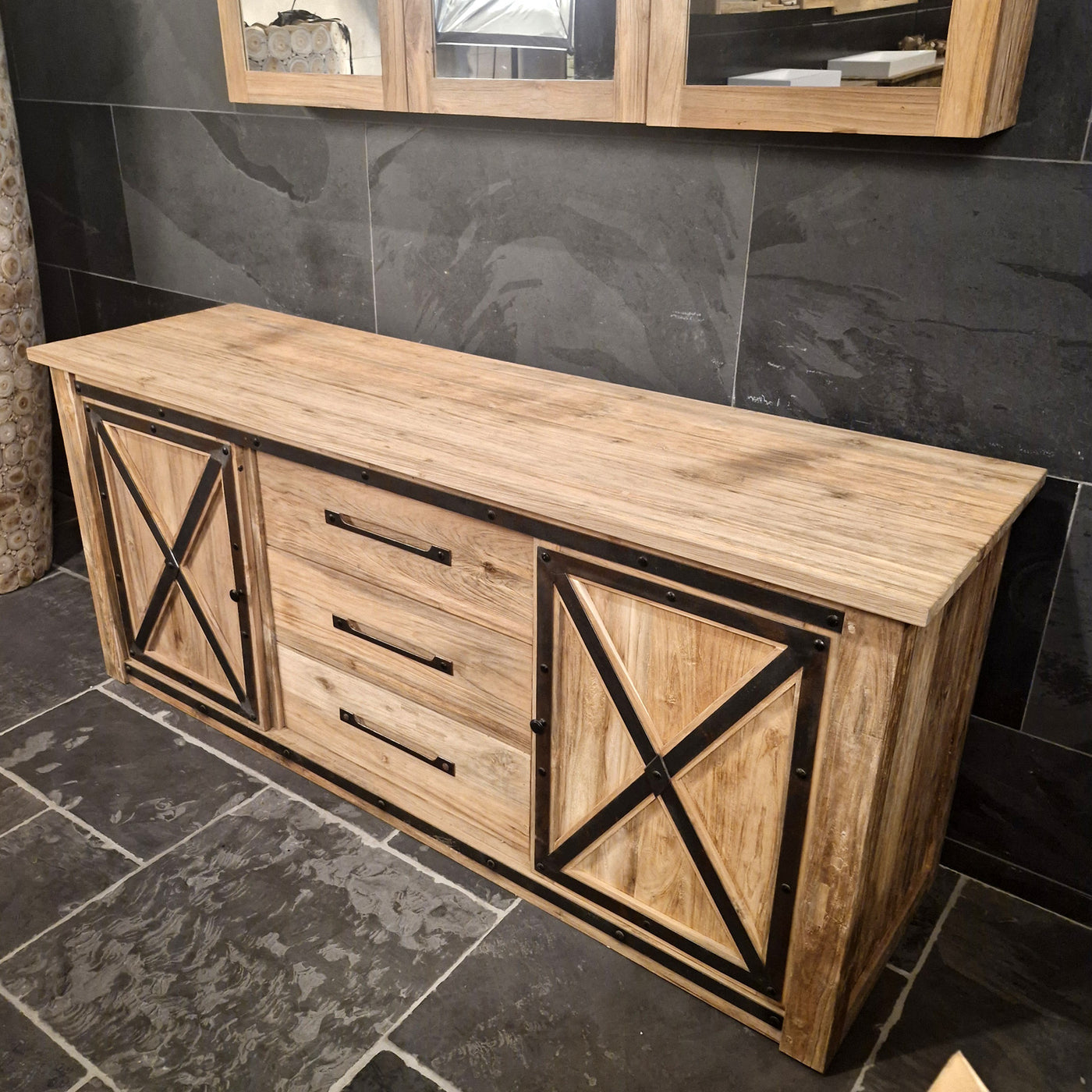 Handgefertigte Teakholz-Kommode mit Schiebetüren, ideal für Badgestaltung, im modernen Design von ASMA.