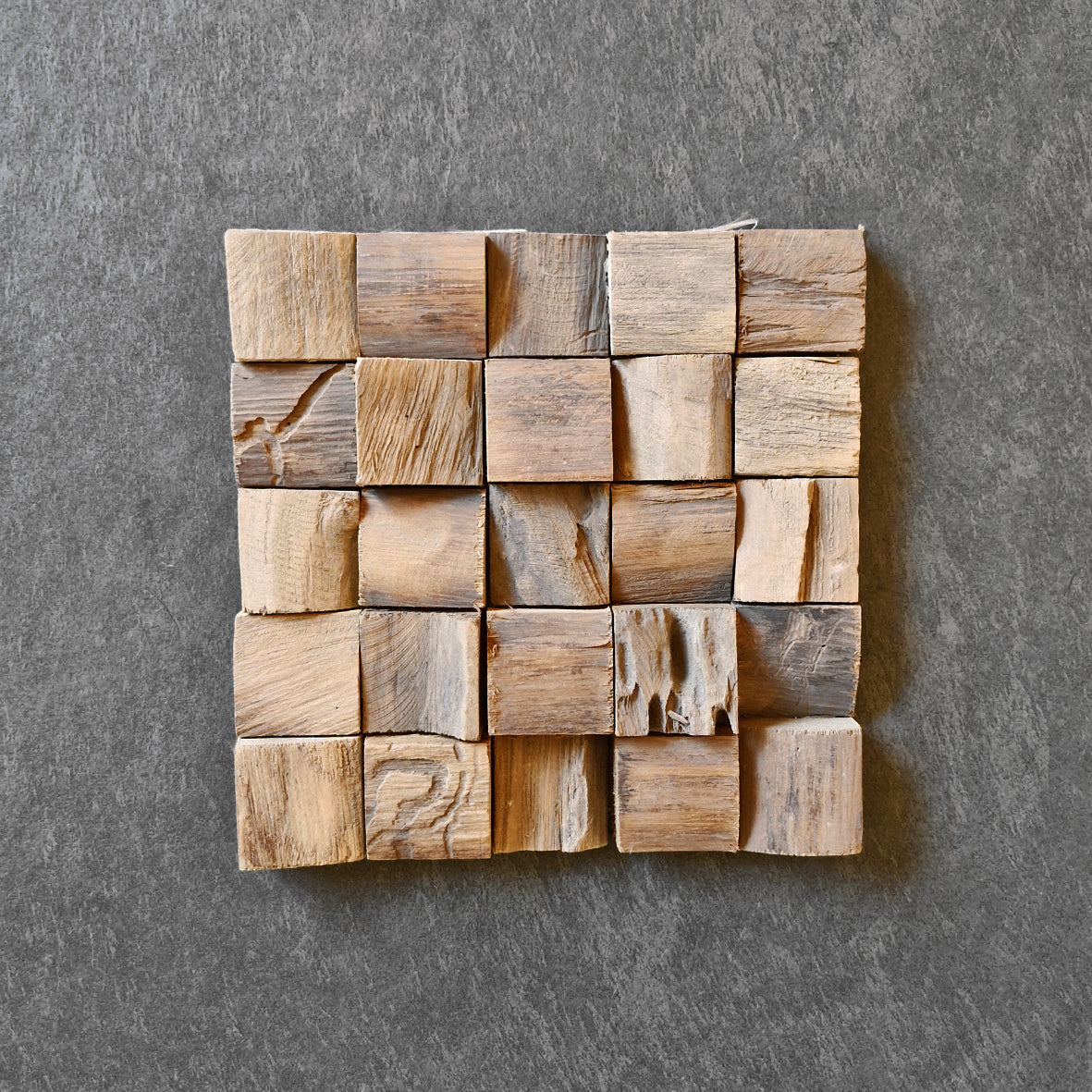 Holzverblender aus Teakholz, 4x4 cm, von BLO, zeigt die natürliche Holzmaserung und handgefertigte Oberfläche.