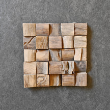 Holzverblender aus Teakholz, 4x4 cm, von BLO, zeigt die natürliche Holzmaserung und handgefertigte Oberfläche.