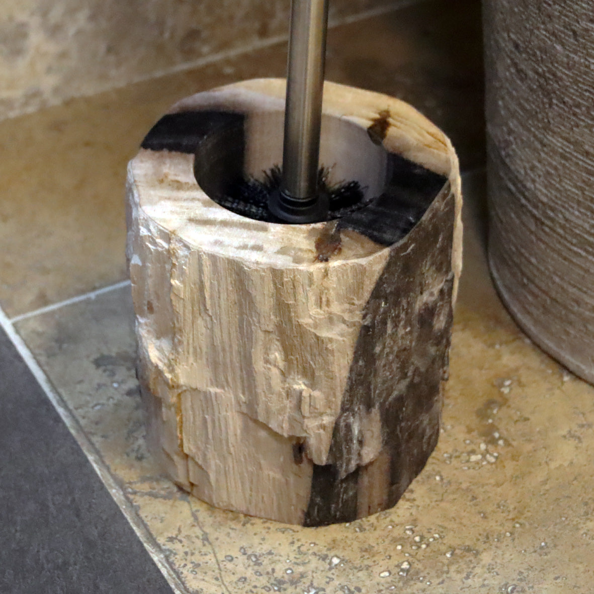 Toiletborstelhouder van versteend hout (Fossil Wood)