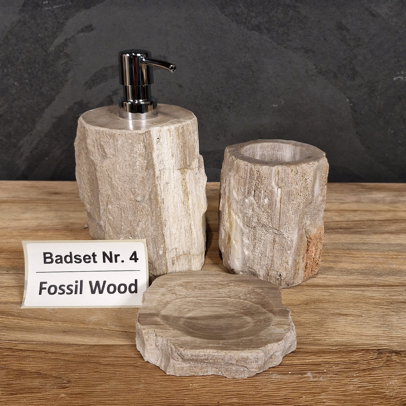 Dreiteiliges Badset aus versteinertem Holz mit Seifenspender, ideal für stilvolle Badgestaltung, von SEIFENSPENDER.
