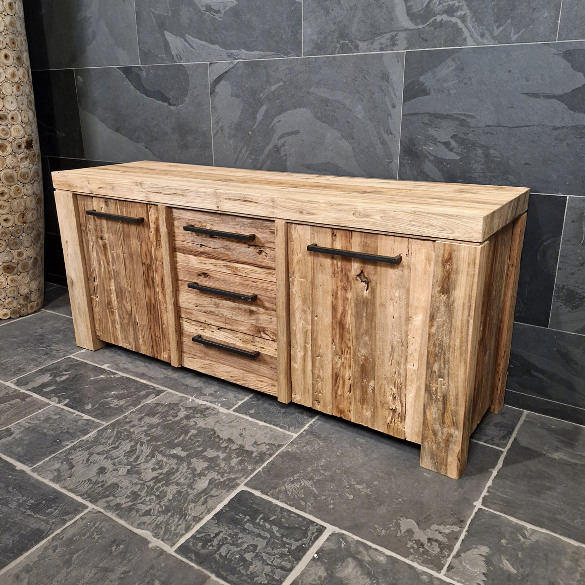 Nachttisch für Badezimmer aus nachhaltigem Teakholz von Bali, 180x55x80cm, stilvolle Badgestaltung mit naturbelassenem Holz.