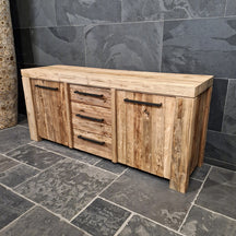 Nachttisch für Badezimmer aus nachhaltigem Teakholz von Bali, 180x55x80cm, stilvolle Badgestaltung mit naturbelassenem Holz.