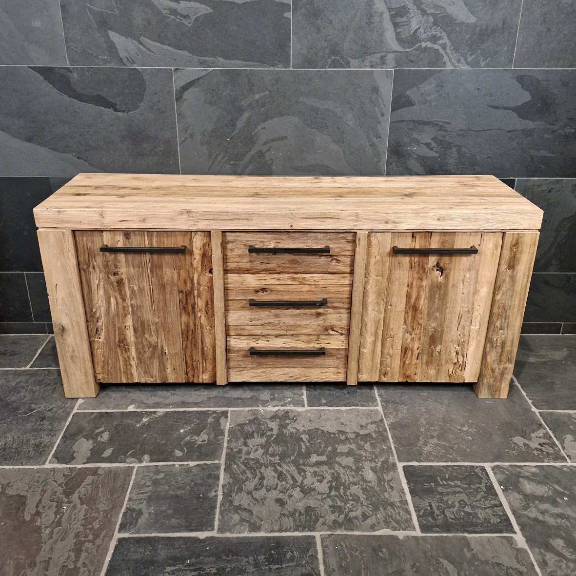 Nachtschrank für das Badezimmer aus nachhaltigem Teakholz, Bali Model 1, mit den Maßen 180x55x80cm.