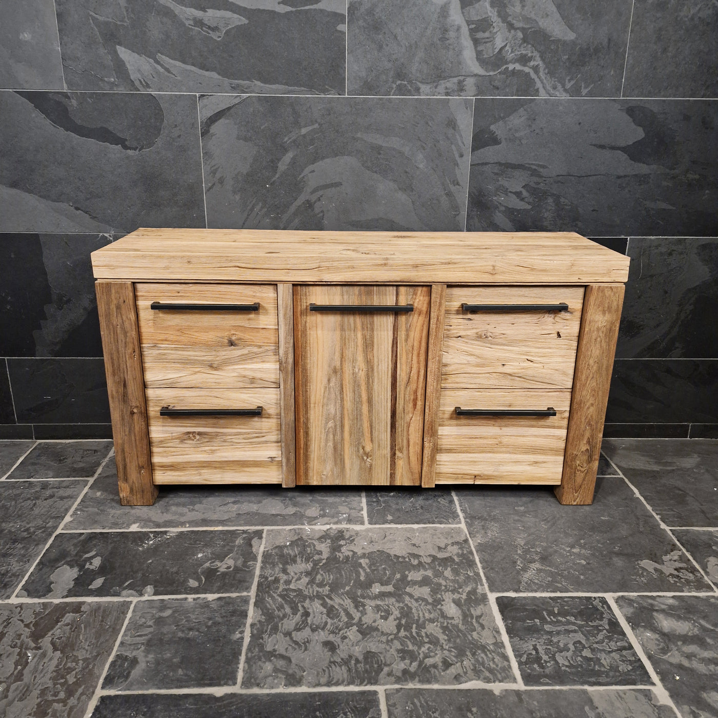 Handgefertigter Badezimmer-Unterschrank aus Teakholz mit rustikaler Oberfläche, Modell 3, für stilvolle Badgestaltung.