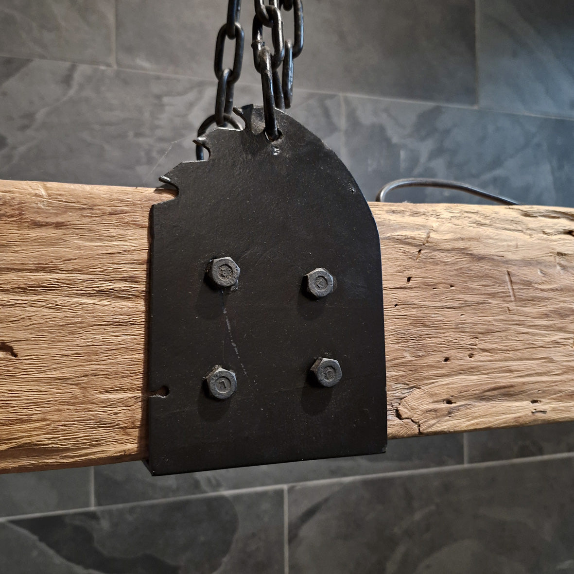 Hängelampe Spotlight aus Teakholz, moderne Badgestaltung, schmale Balkenlampe mit warmem Holzdesign