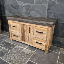Unterschrank mit Waschtisch aus recyceltem Holz im rauen Naturlook, Teil der Badgestaltung von BINTAN, 146 cm breit.