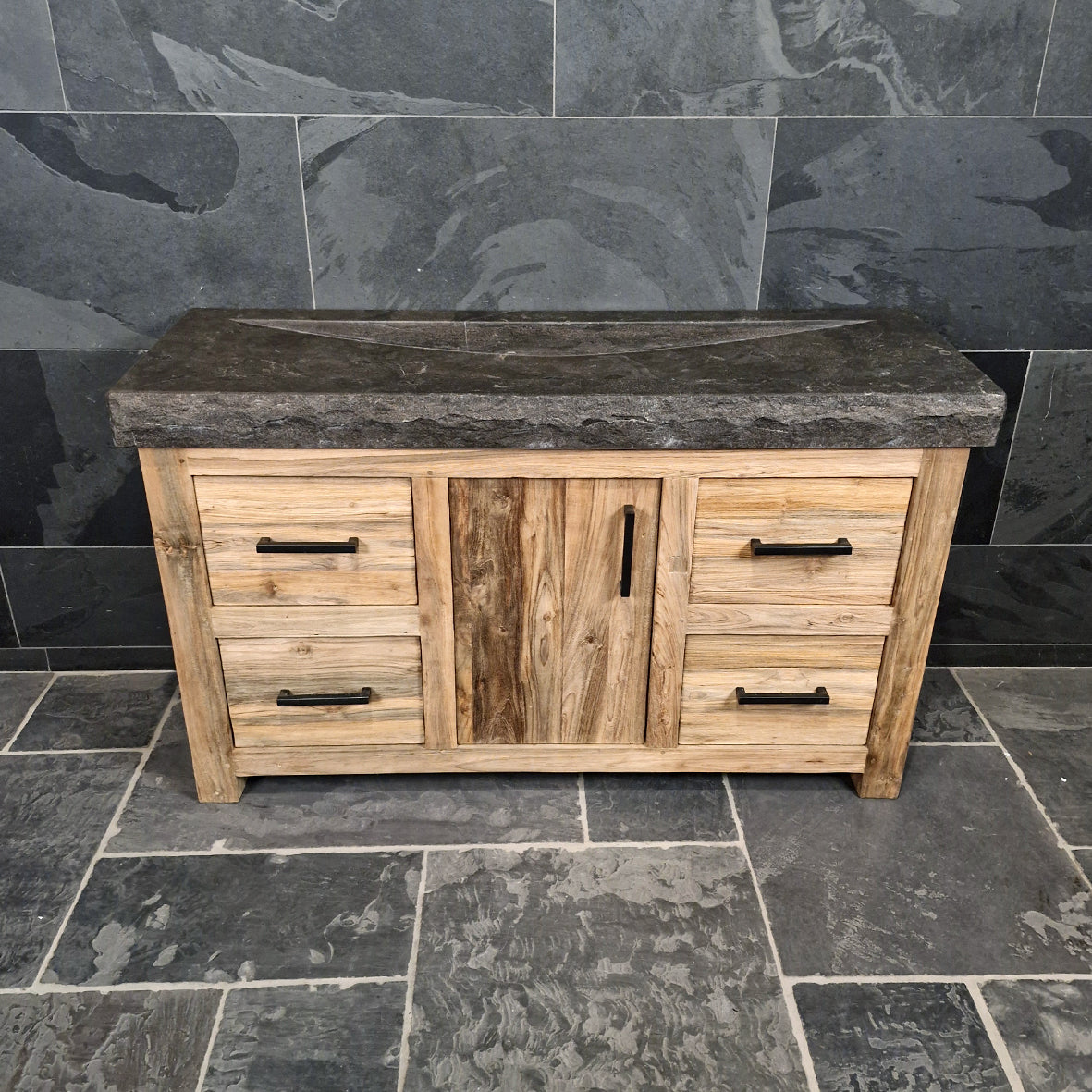 Unterschrank mit Waschtisch aus recyceltem Holz in rauem Naturlook, Badgestaltung von BINTAN, 146 cm breit.