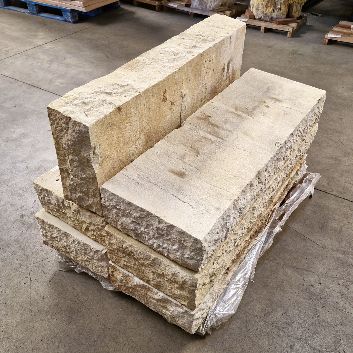 Sandstein Mint Blockstufen aus Naturstein mit den Maßen 100 x 35 x 16 cm, beige Kantsteine für Garten und Wege.