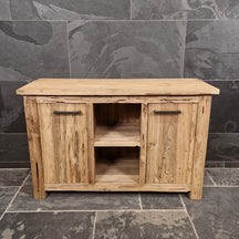 Badezimmer-Unterschrank aus recyceltem Holz von Borneo, natürliche Badgestaltung, Maße 126x50x80cm, pflegeleicht.