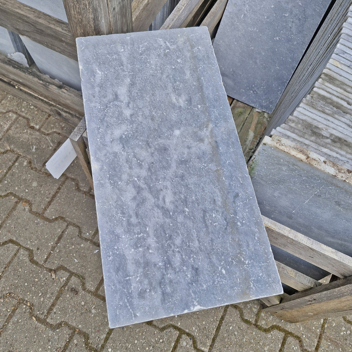 Getrommelte Marmorfliesen von CAMELIA, Naturstein, 60x30x1,5 cm, hochwertige Fliesen für edle Bodenbeläge.